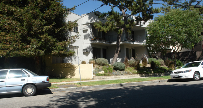 2741 Piedmont Ave in Montrose, CA - Building Photo - Building Photo