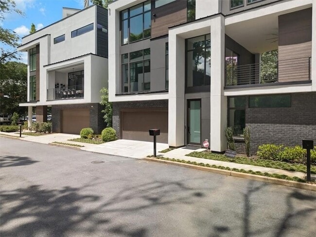 641 Angier Springs Ct NE, Unit 321 in Atlanta, GA - Foto de edificio - Building Photo