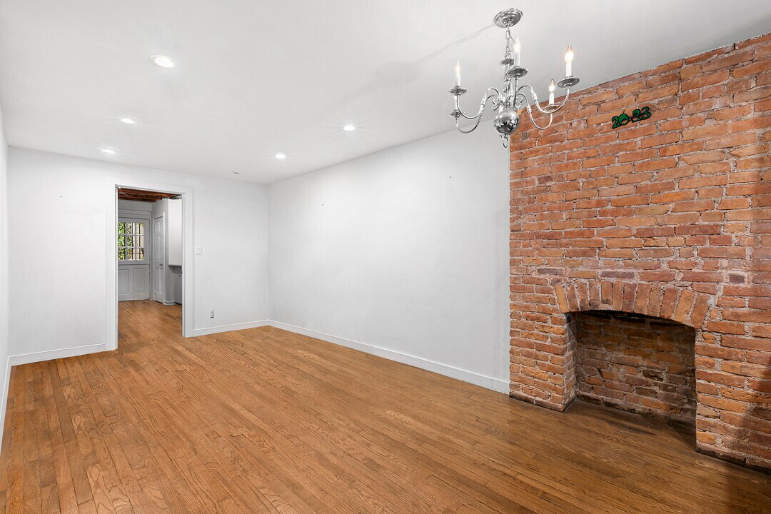 250 E 33rd St in New York, NY - Building Photo