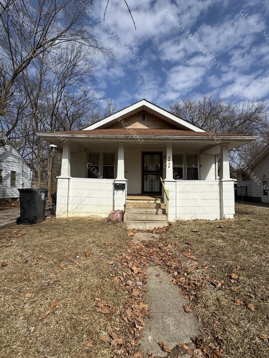 2626 Mackin Rd in Flint, MI - Foto de edificio