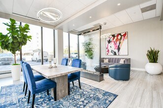 5150 Hidalgo St in Houston, TX - Foto de edificio - Building Photo