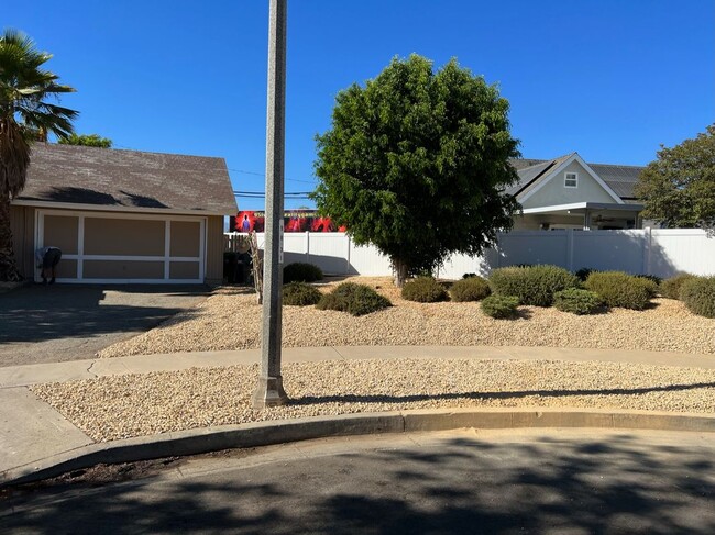 421 Royal Cir in Corona, CA - Building Photo - Building Photo