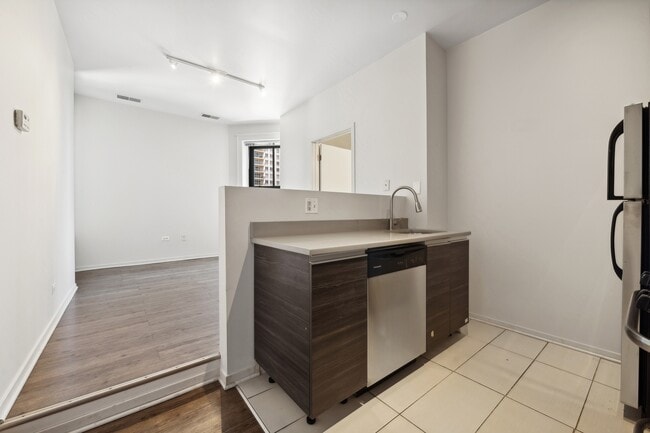 30 E Roosevelt Rd in Chicago, IL - Building Photo - Building Photo