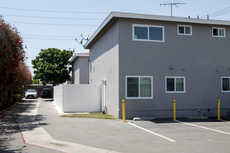 2073 Wallace Ave in Costa Mesa, CA - Foto de edificio - Building Photo