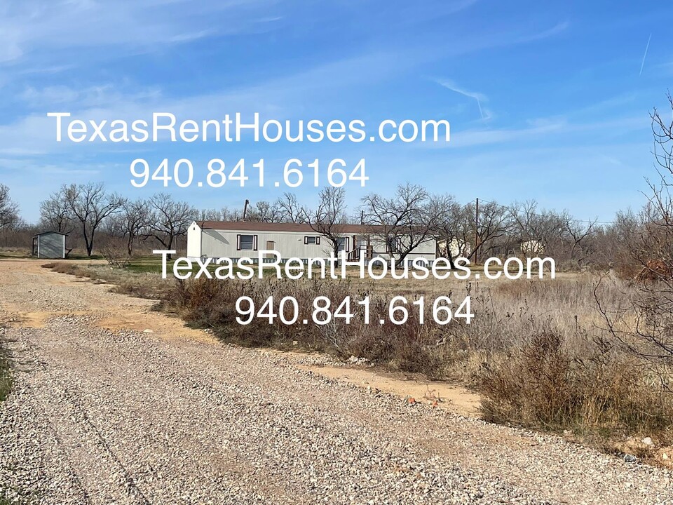 12318 McFall Rd in Iowa Park, TX - Building Photo