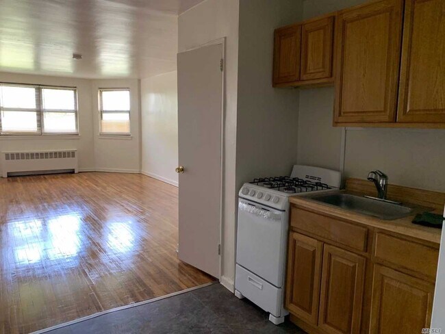 100 Division Ave-Unit -2 D in Levittown, NY - Building Photo - Building Photo