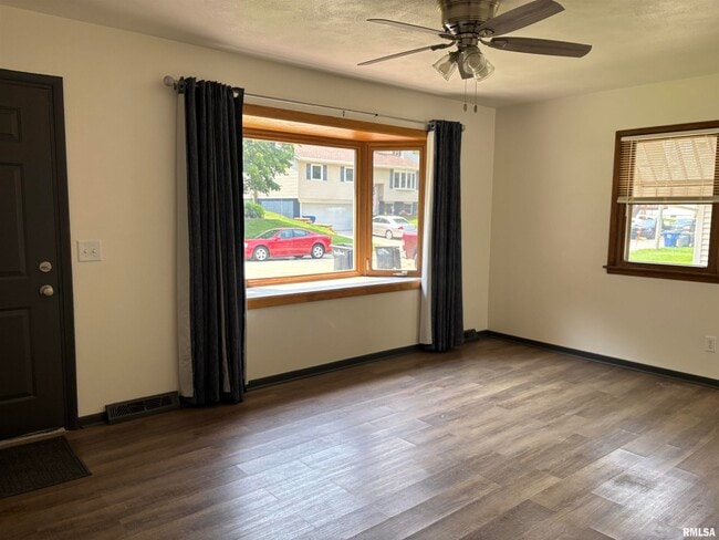 2544 Glenn St in Bettendorf, IA - Building Photo - Building Photo
