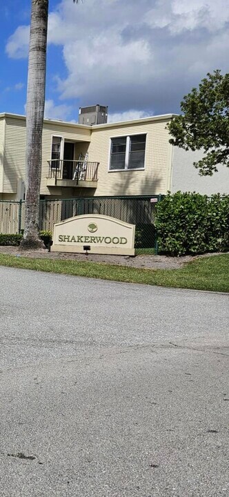 11999 Shakerwood Ln in Wellington, FL - Building Photo