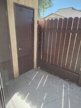 2401 Christmas Tree Ln in Bakersfield, CA - Building Photo - Building Photo