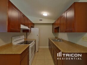 2869 Webley Dr NE in Largo, FL - Building Photo - Building Photo