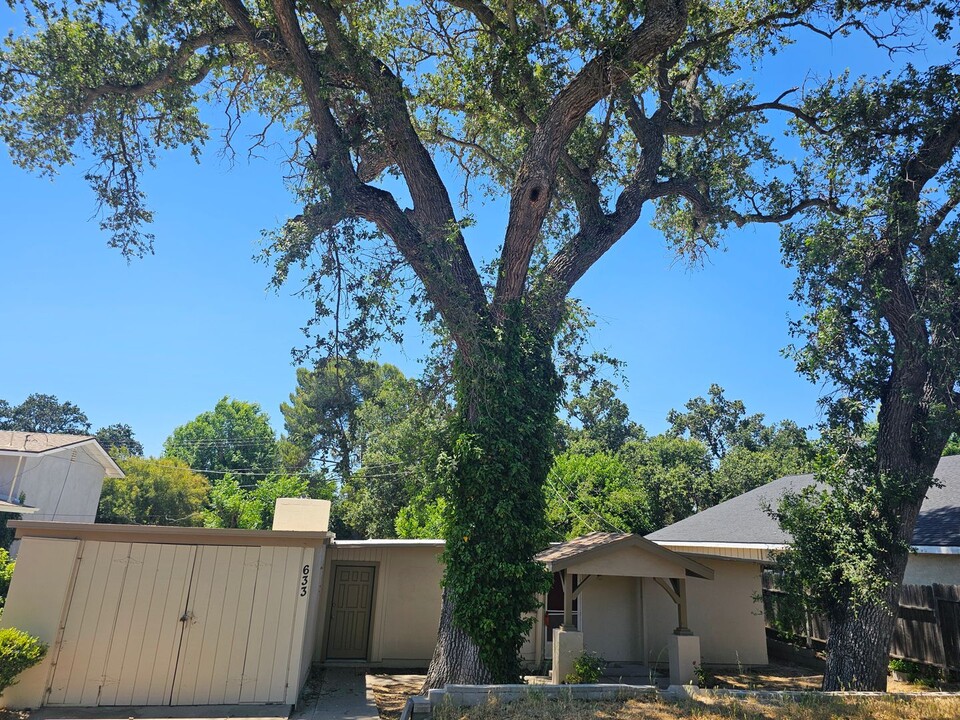 633 Bolen Dr in Paso Robles, CA - Foto de edificio