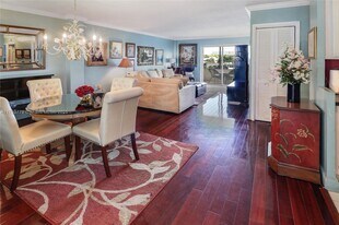 220 Kings Point Dr in Sunny Isles Beach, FL - Building Photo