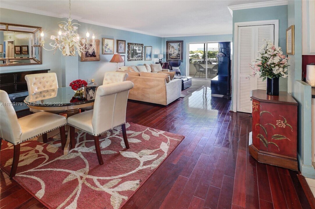 220 Kings Point Dr in Sunny Isles Beach, FL - Building Photo
