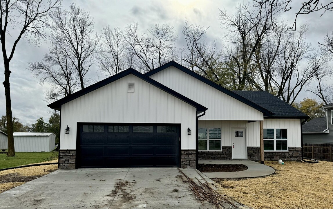 206 E Davis St in Sturgeon, MO - Building Photo