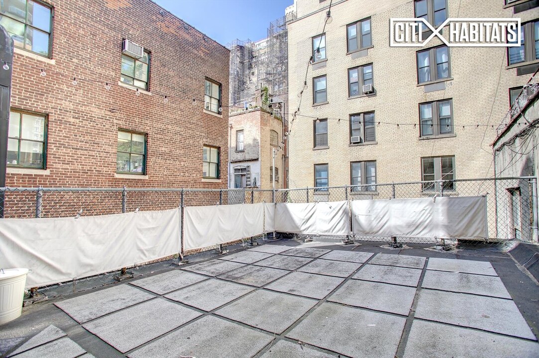 239 W 72nd St-Unit -3B in New York, NY - Building Photo