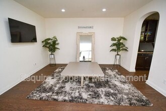 527 Elm Cottage Ct in Santa Rosa Valley, CA - Foto de edificio - Building Photo