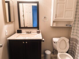 11 Regency Ln in Houston, TX - Building Photo