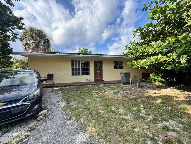 property at 867 Caroline Cir