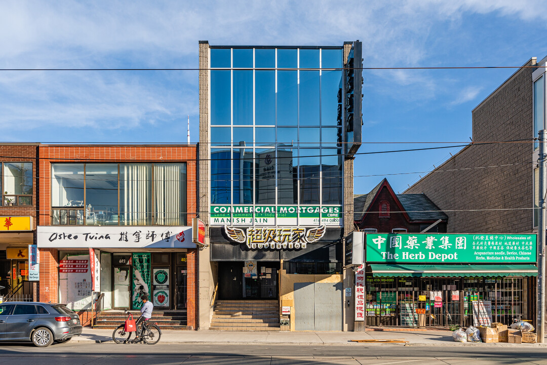 405 Dundas St W in Toronto, ON - Building Photo