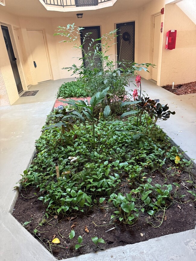 2069 NE Collins Cir, Unit 7-10 in Jensen Beach, FL - Building Photo - Building Photo