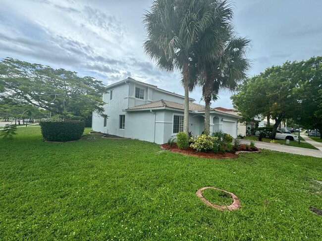 4527 SW 129th Ave in Miramar, FL - Foto de edificio - Building Photo