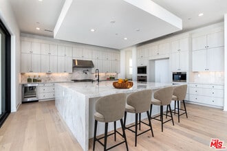 11770 Hillsborough Ln in Los Angeles, CA - Building Photo - Building Photo