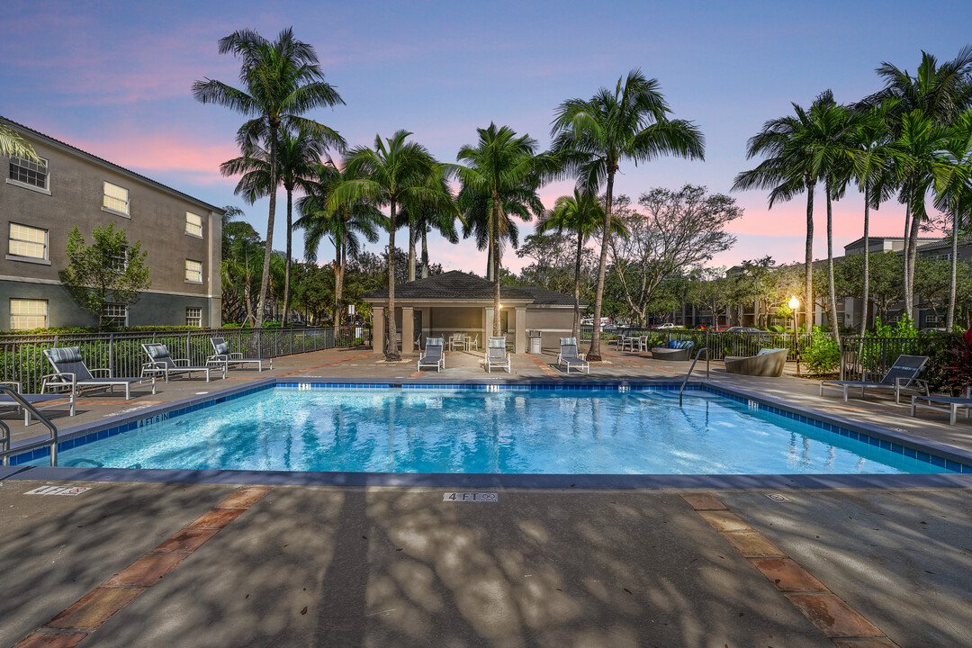 Marela Apartments in Pembroke Pines, FL - Foto de edificio