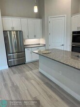 7813 Deer Lake Ct in Parkland, FL - Building Photo - Building Photo