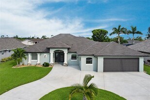 21 Medalist Ln in Rotonda West, FL - Building Photo