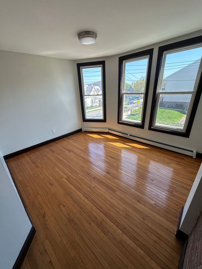327 Broad St in Bridgeport, CT - Building Photo - Building Photo