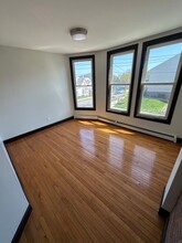 327 Broad St in Bridgeport, CT - Foto de edificio - Building Photo