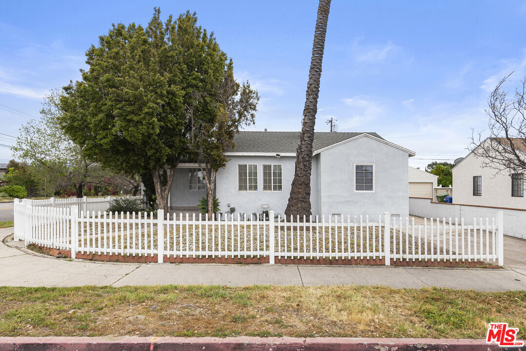 7560 Irvine Ave in Los Angeles, CA - Building Photo