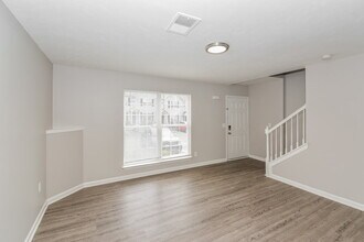 8023 Logan Dr in La Vergne, TN - Foto de edificio - Building Photo