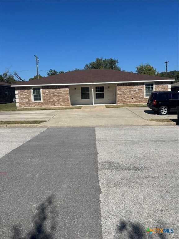 property at 105 Kings Ct