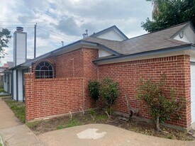 9339 Stonecreek Ln in Houston, TX - Building Photo