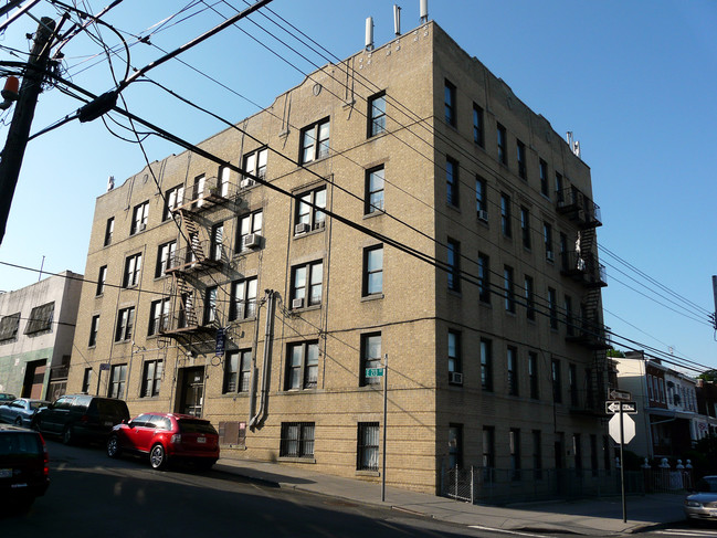 664 E 213th St in Bronx, NY - Foto de edificio - Building Photo