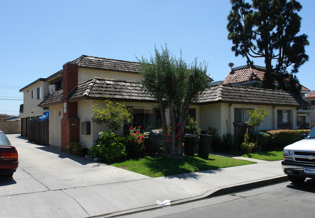 17412 Dairyview Cir in Huntington Beach, CA - Building Photo