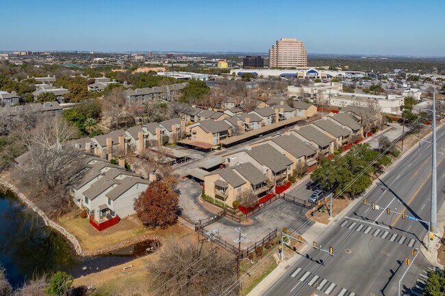 7711 Callaghan Rd in San Antonio, TX - Foto de edificio - Building Photo