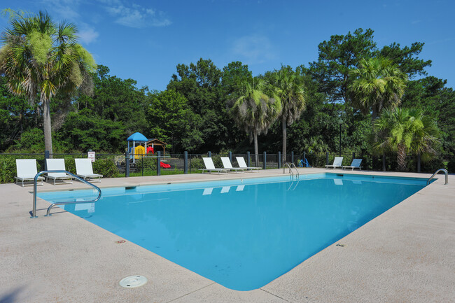 Whispering Pines Apartments in Albany, GA - Foto de edificio - Building Photo