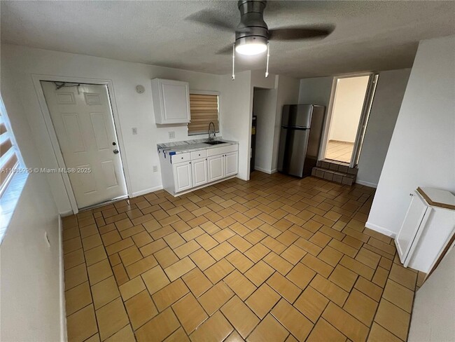 200 W 53rd Terrace in Hialeah, FL - Foto de edificio - Building Photo