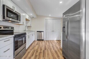 4917 Dundee Rd in Jacksonville, FL - Building Photo