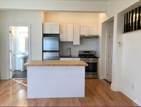 260 Warren St in Hudson, NY - Building Photo - Building Photo