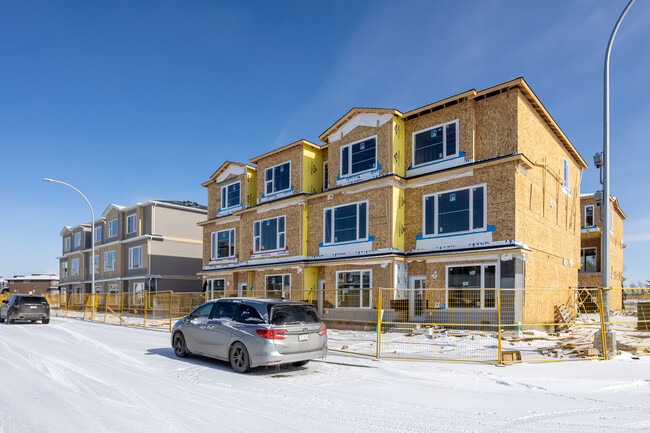 8825 48th St NE in Calgary, AB - Building Photo - Building Photo