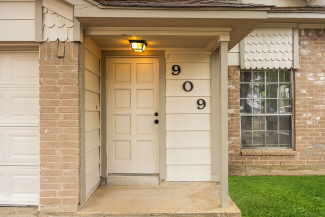 909 Littleport Ln in Channelview, TX - Foto de edificio - Building Photo