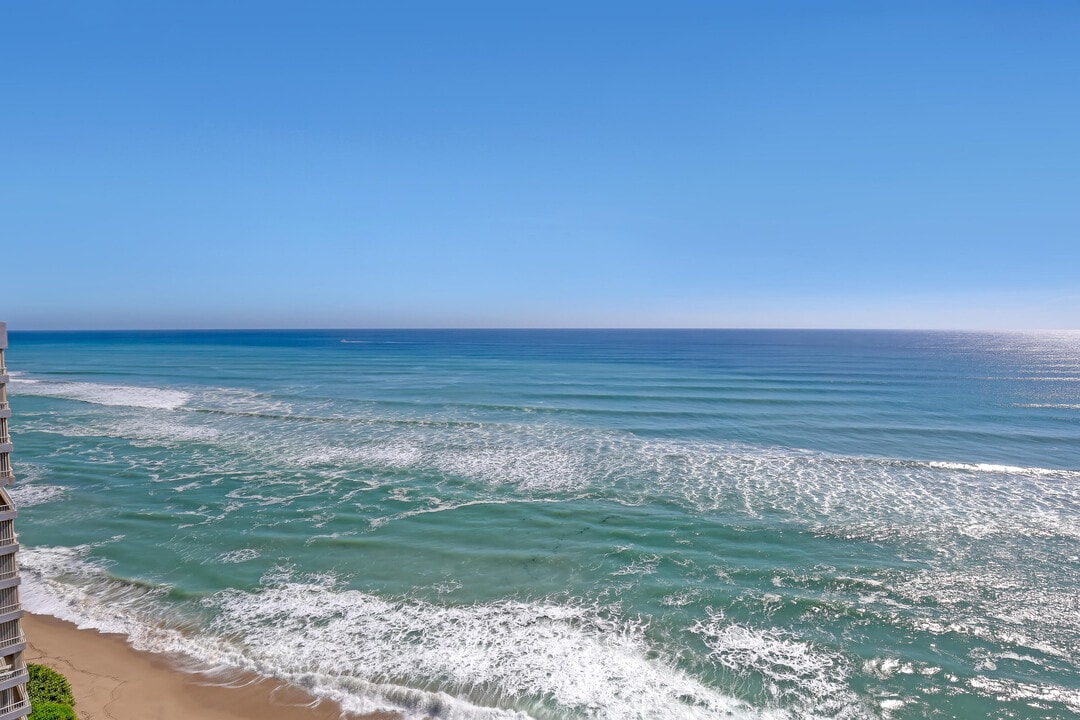 5200 N Ocean Dr in Riviera Beach, FL - Building Photo