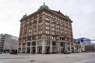 135 W Wells St in Milwaukee, WI - Building Photo