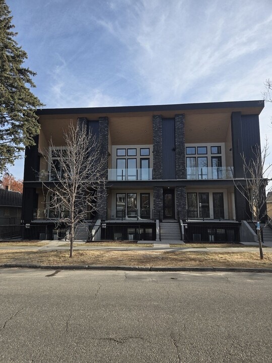 1924-126A 26a St SW in Calgary, AB - Building Photo