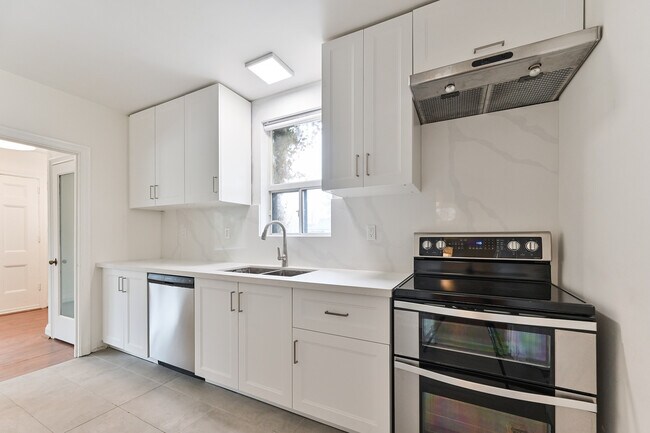 2 Wingate Pl in Toronto, ON - Building Photo - Building Photo