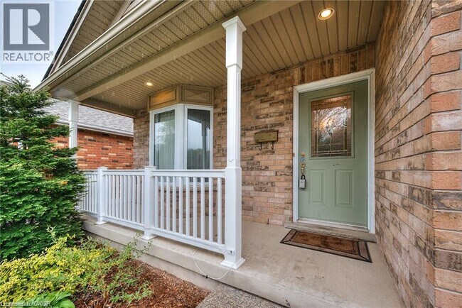 571 Brigantine Dr in Waterloo, ON - Building Photo - Building Photo