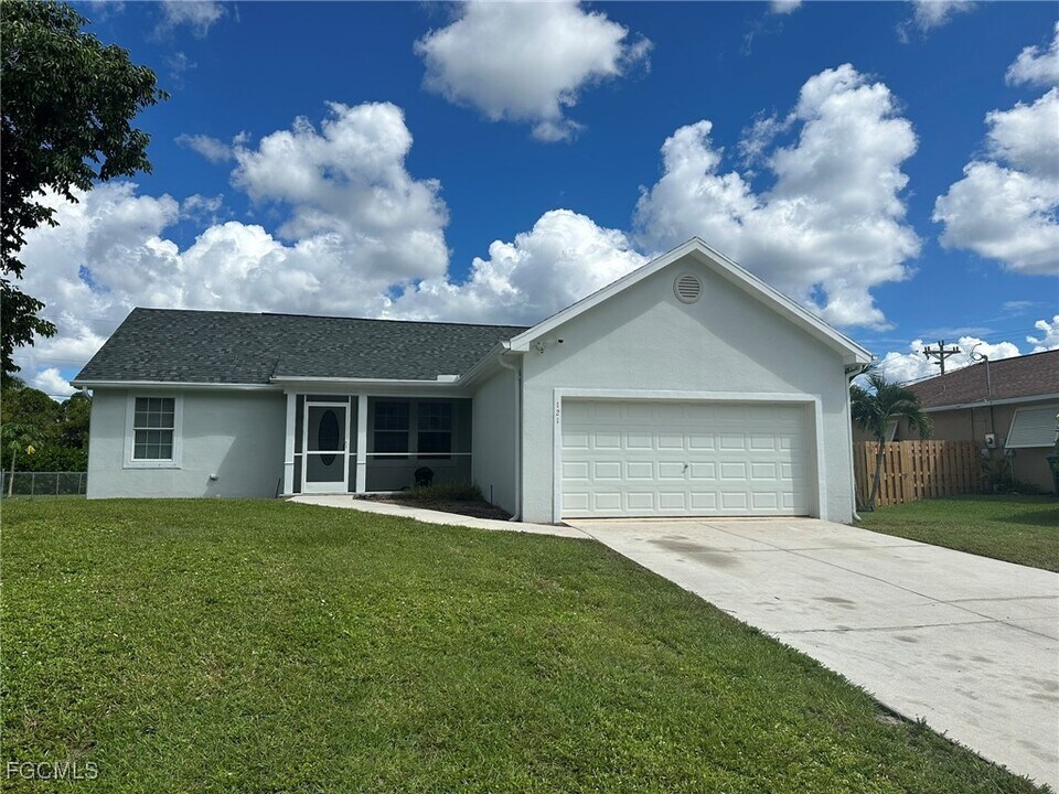 121 NE 11th Pl in Cape Coral, FL - Building Photo